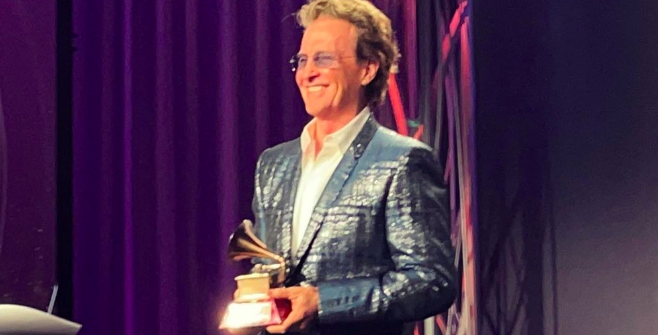 Emmanuel recibe premio a la Excelencia Musical en los Latin Grammy