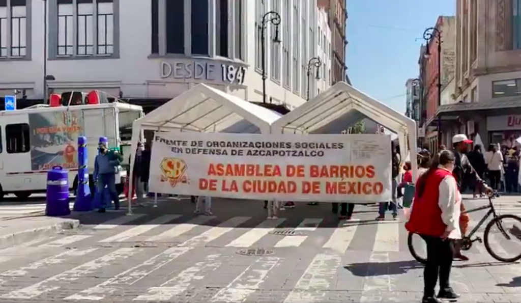 Integrantes de la Asamblea de Barrios se enfrentan con policías en el Centro Histórico - enfrentamiento-asamblea-de-barrios-1024x595