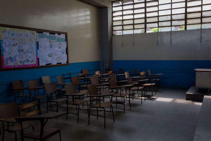 Más de un millón de venezolanos dejaron de estudiar desde 2018, según informe