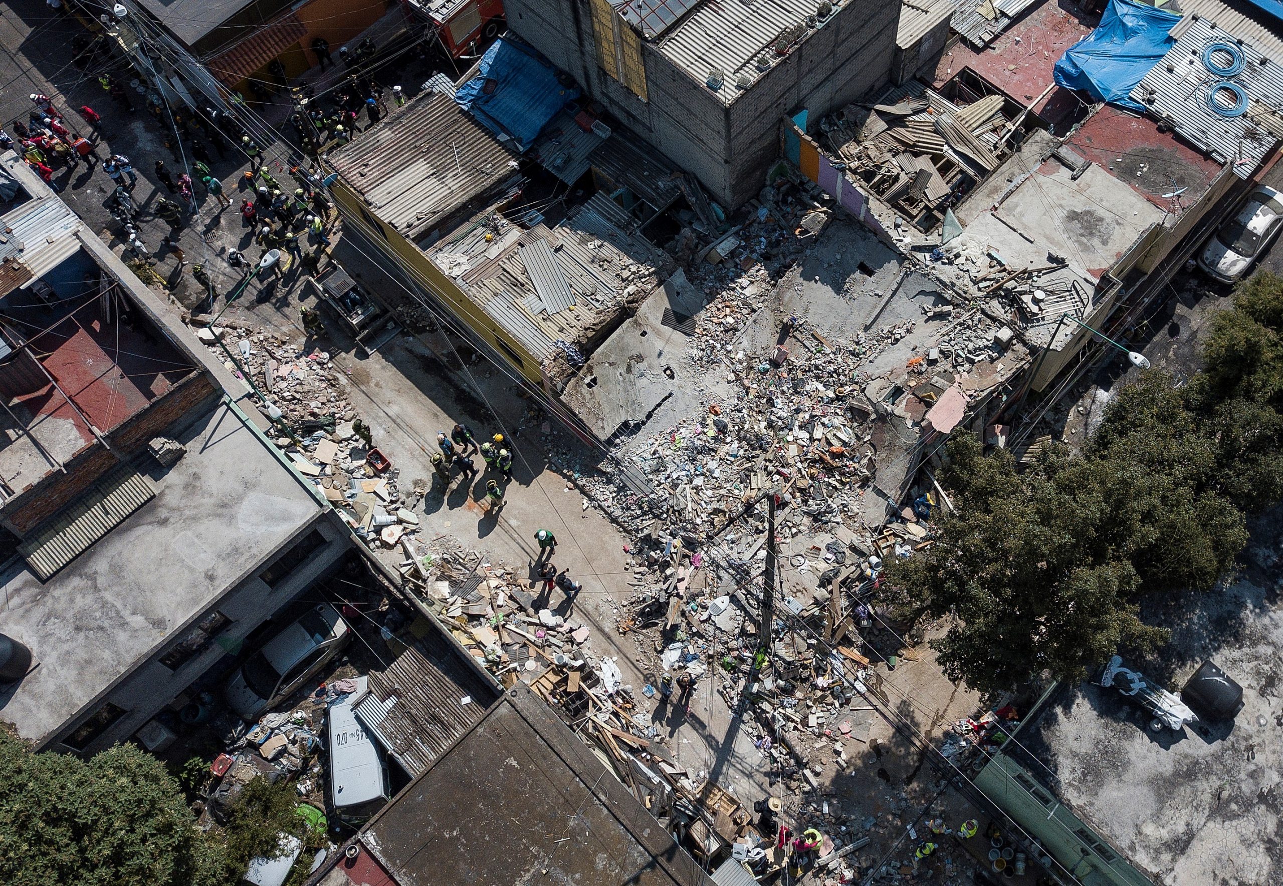 Explosión por acumulación de gas en la colonia Pensil deja un muerto; Sheinbaum promete reconstrucción