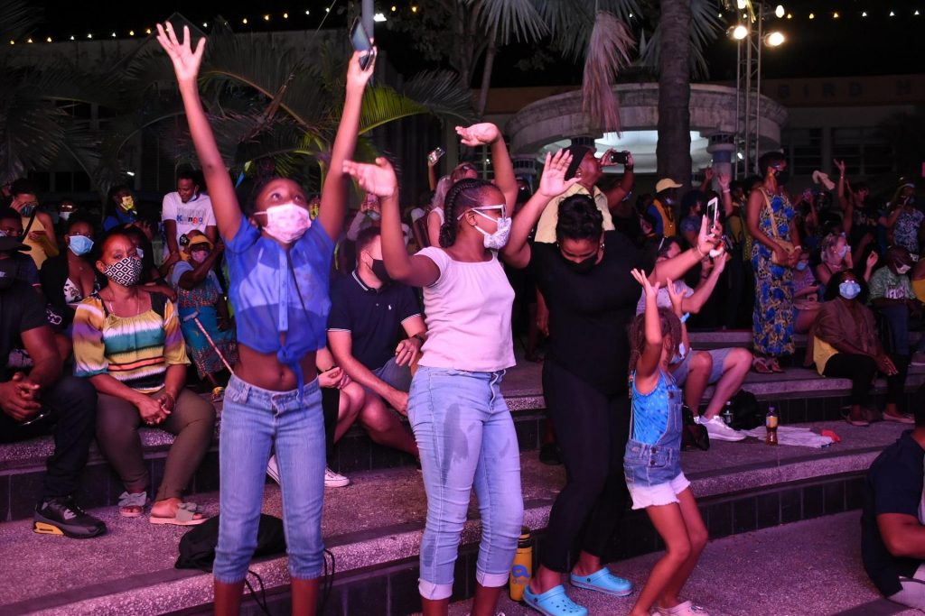 Barbados rompe con la Corona británica y se erige como república - fiesta-en-barbados-por-transicion-a-republica-1024x683