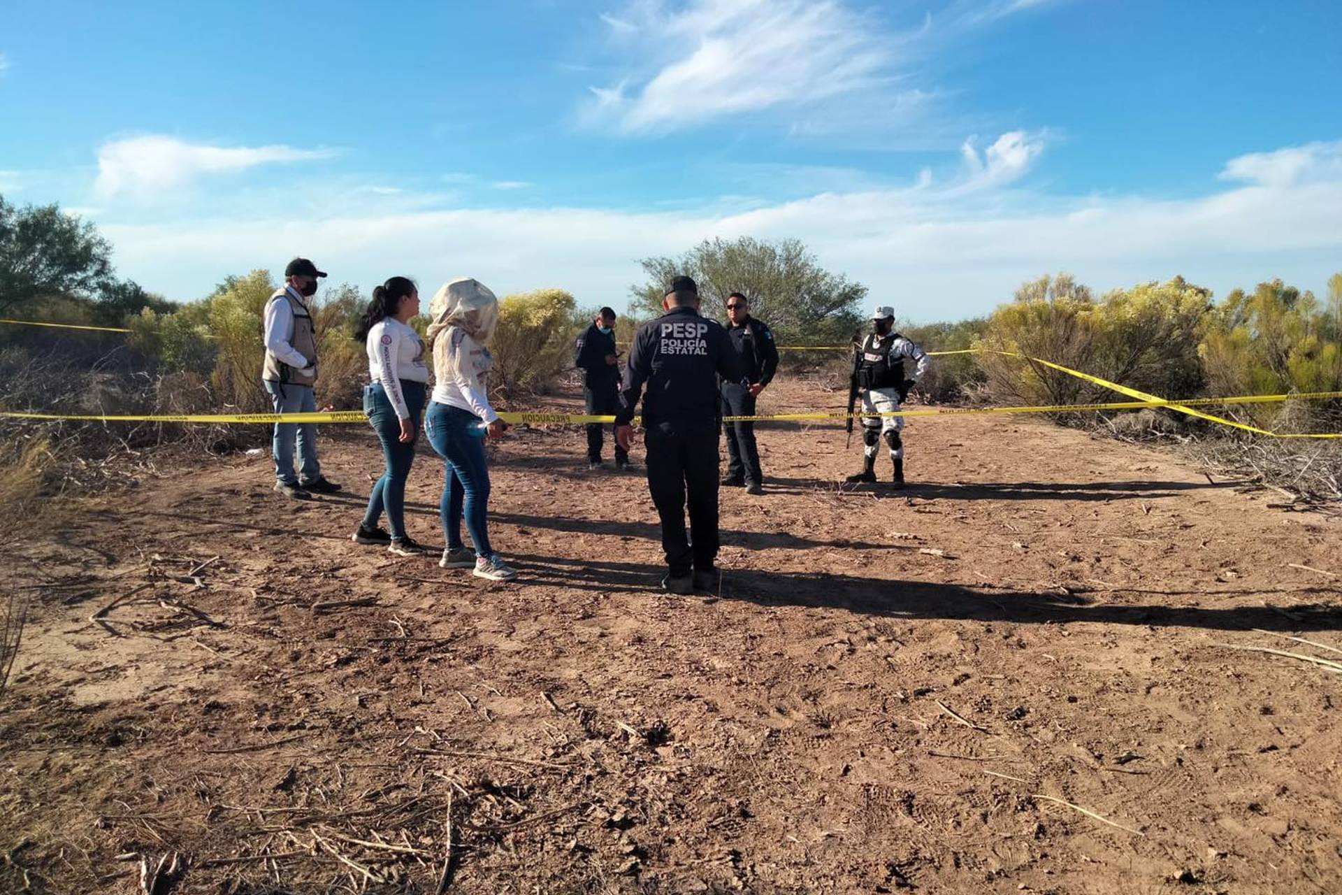 Localizan al menos 18 cuerpos cubiertos con cal en fosas clandestinas de Sonora