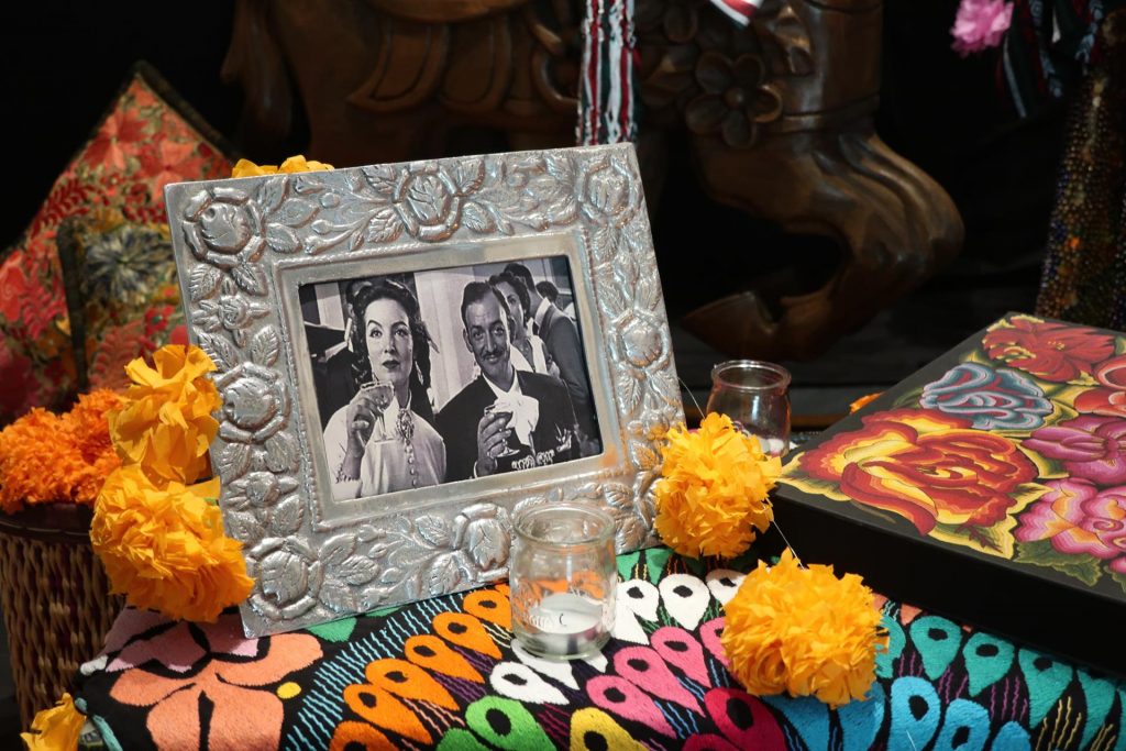 México celebra Día de Muertos en Marruecos con María Félix y Jorge Negrete - foto-de-maria-felix-y-jorge-negrete-en-altar-de-la-embajada-de-mexico-en-marruecos-1024x683