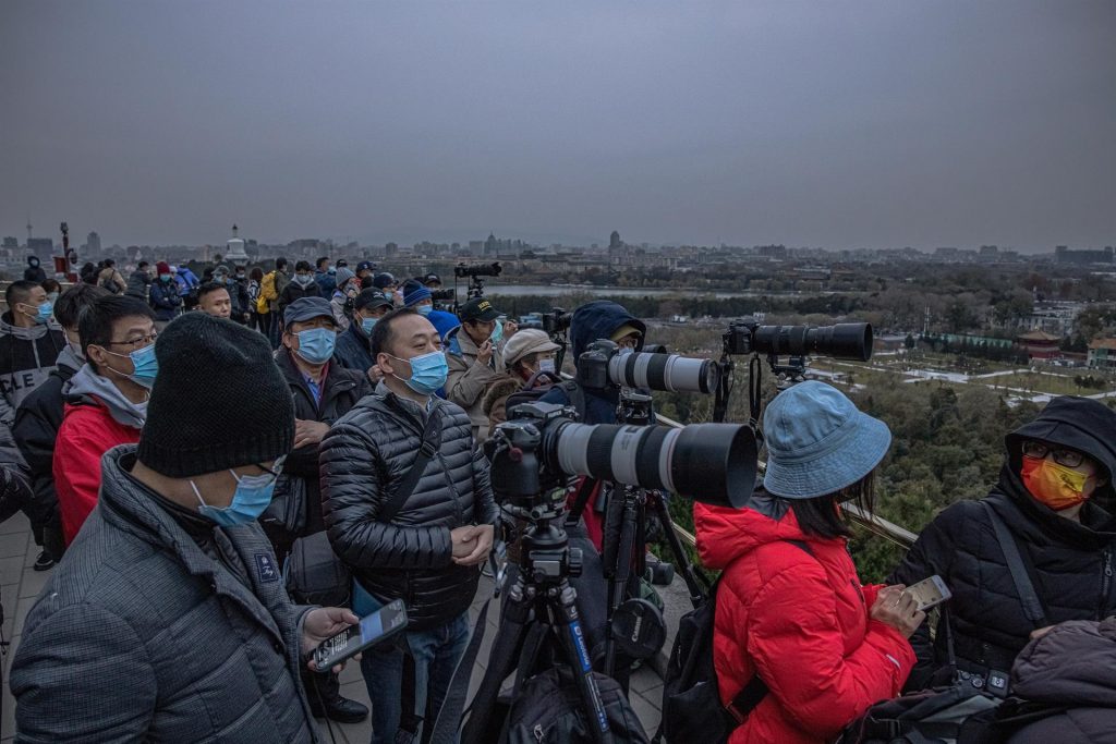 #Fotos Así se vio el eclipse lunar parcial más largo del siglo - gente-reunida-en-beijing-para-ver-el-eclipse-lunar-parcial-1024x683