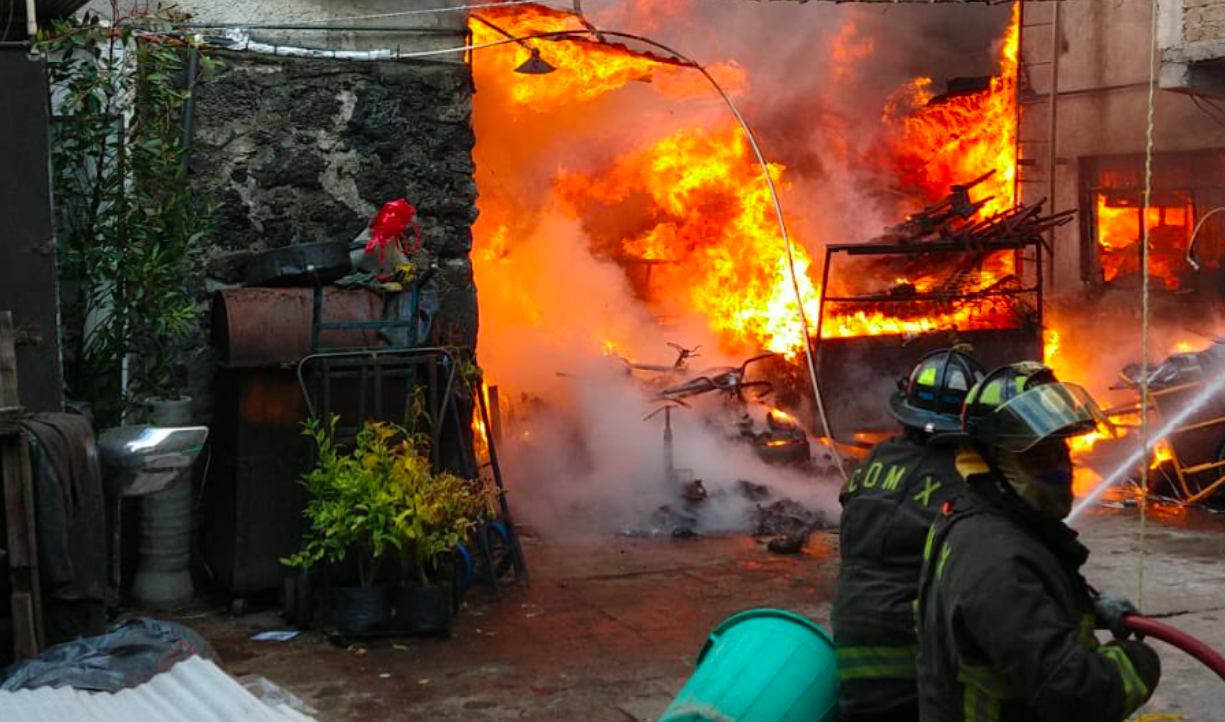 #Video Fuerte incendio consume almacén de reciclaje en Coyoacán #Video Fuerte incendio consume almacén de reciclaje en Coyoacán