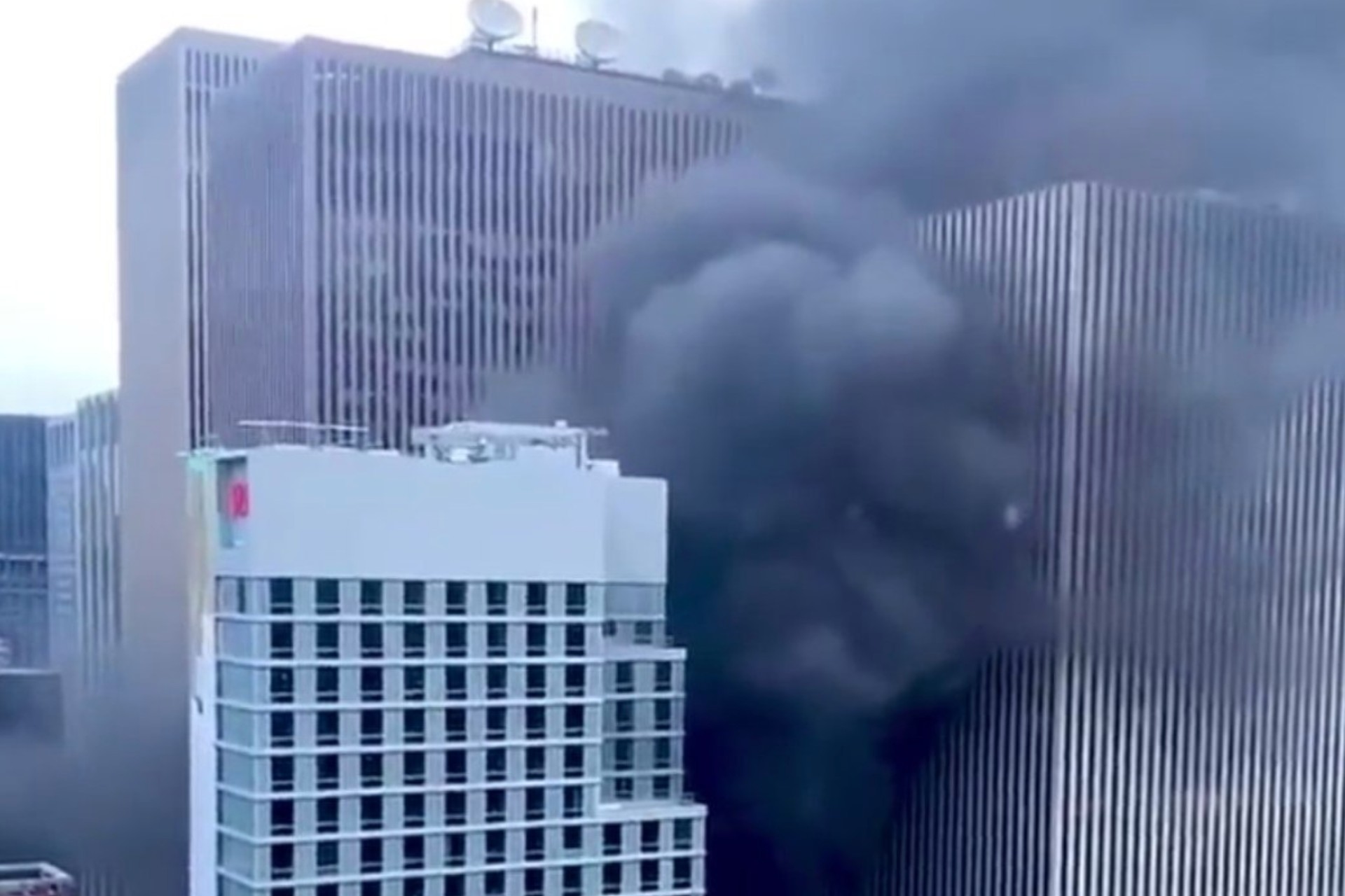 Se incendia edificio cercano al Rockefeller Center de Nueva York