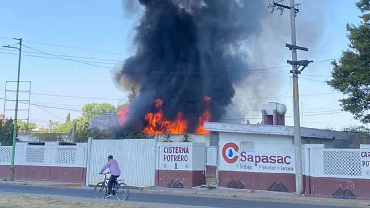 #Video Fuerte incendio consume lote baldío en Coacalco