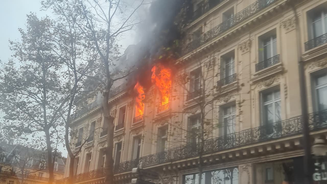 #Video Incendio consume parte de edificio en París