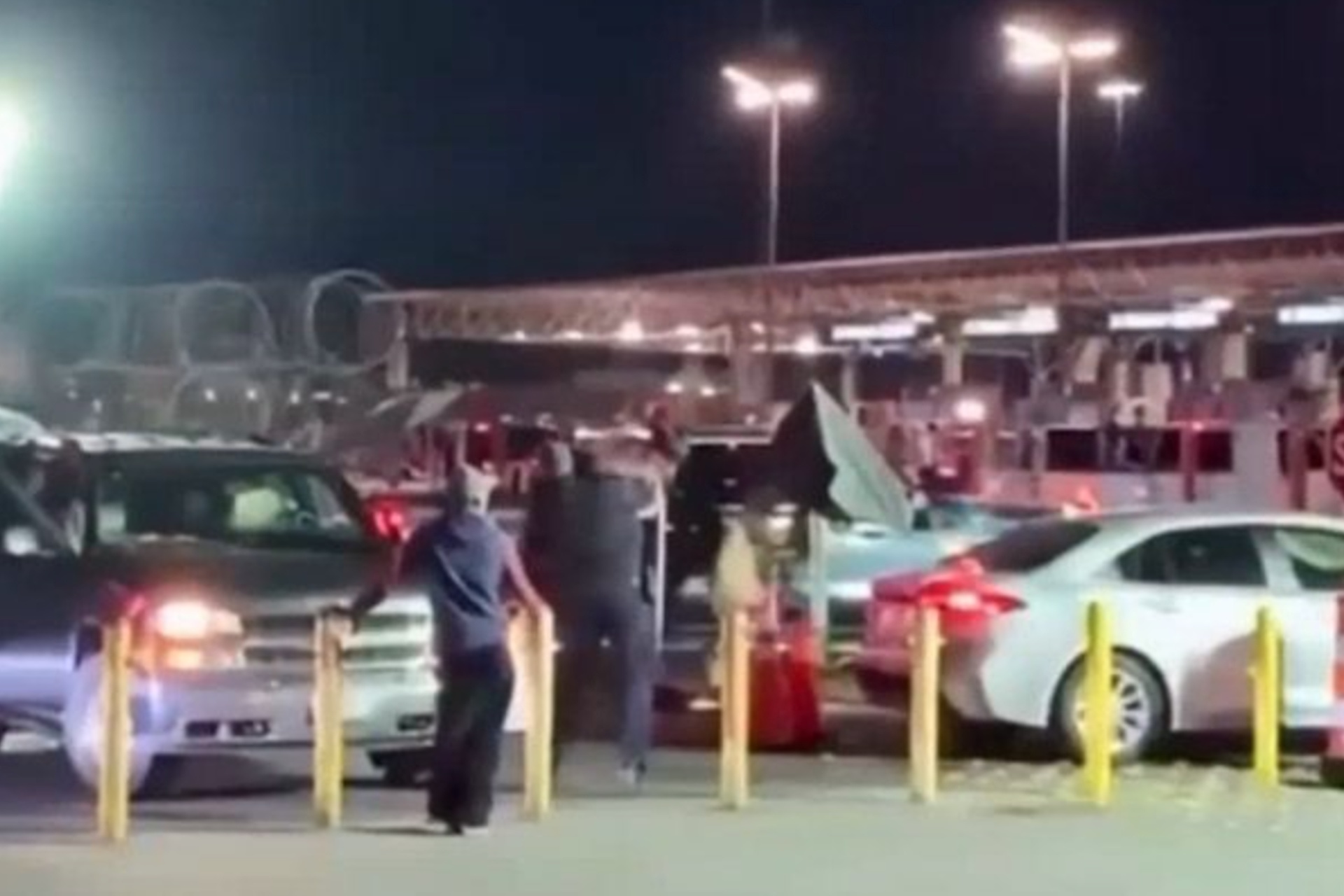 #Video Detienen a migrantes que intentaron cruzar corriendo garita de Otay, en Tijuana #Video Detienen a migrantes que intentaron cruzar corriendo garita de Otay, en Tijuana