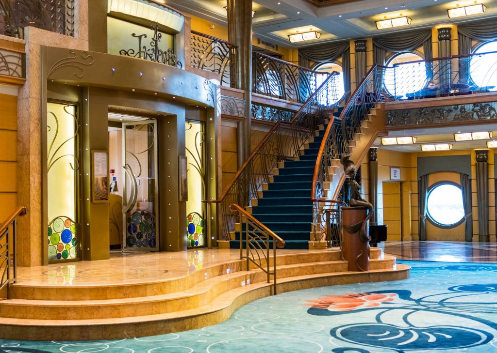Cruceros Disney pedirán vacunación contra COVID-19 a partir de los 5 años - interior-de-crucero-de-disney-1024x729