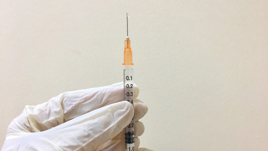 Adultos recibirán dosis de refuerzo de vacuna contra COVID-19 en EE.UU. - jeringas-para-vacuna-1024x576