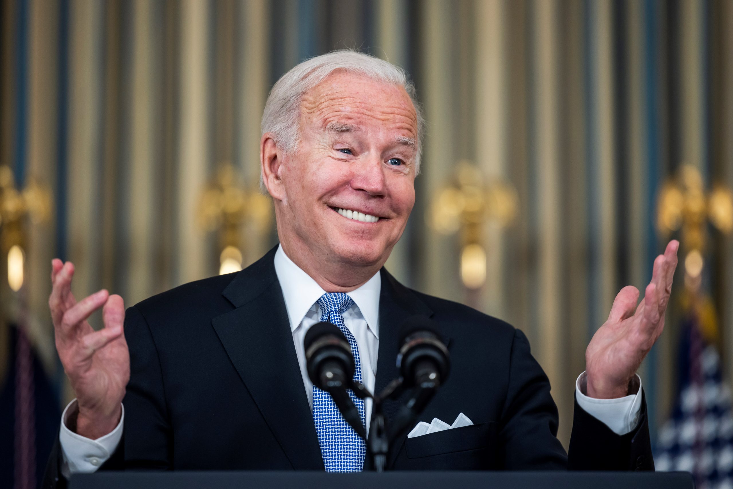 Biden celebra la aprobación de ley de infraestructuras y la firmará pronto Biden celebra la aprobación de ley de infraestructuras y la firmará pronto