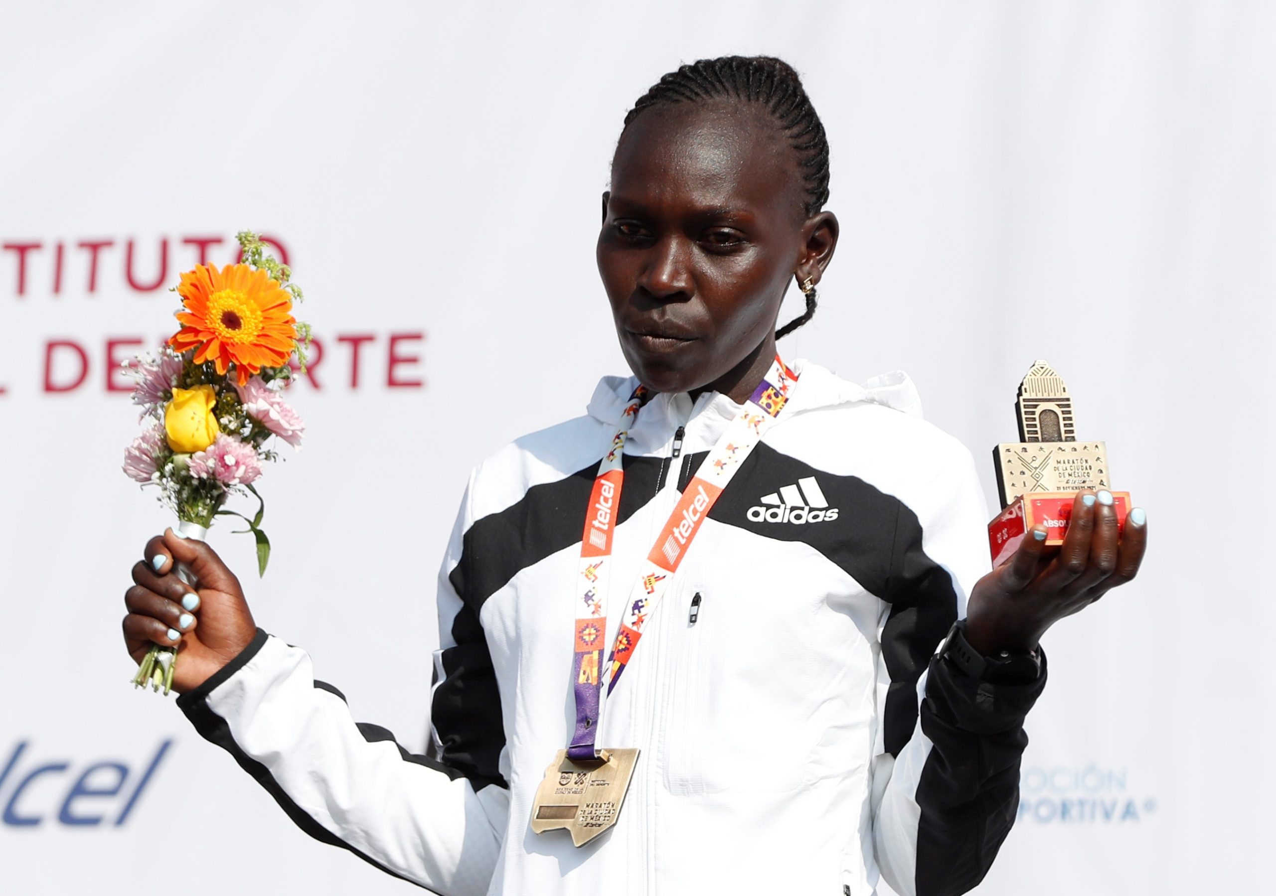 Keniana Cheruiyot impone nueva plusmarca en Maratón de la Ciudad de México