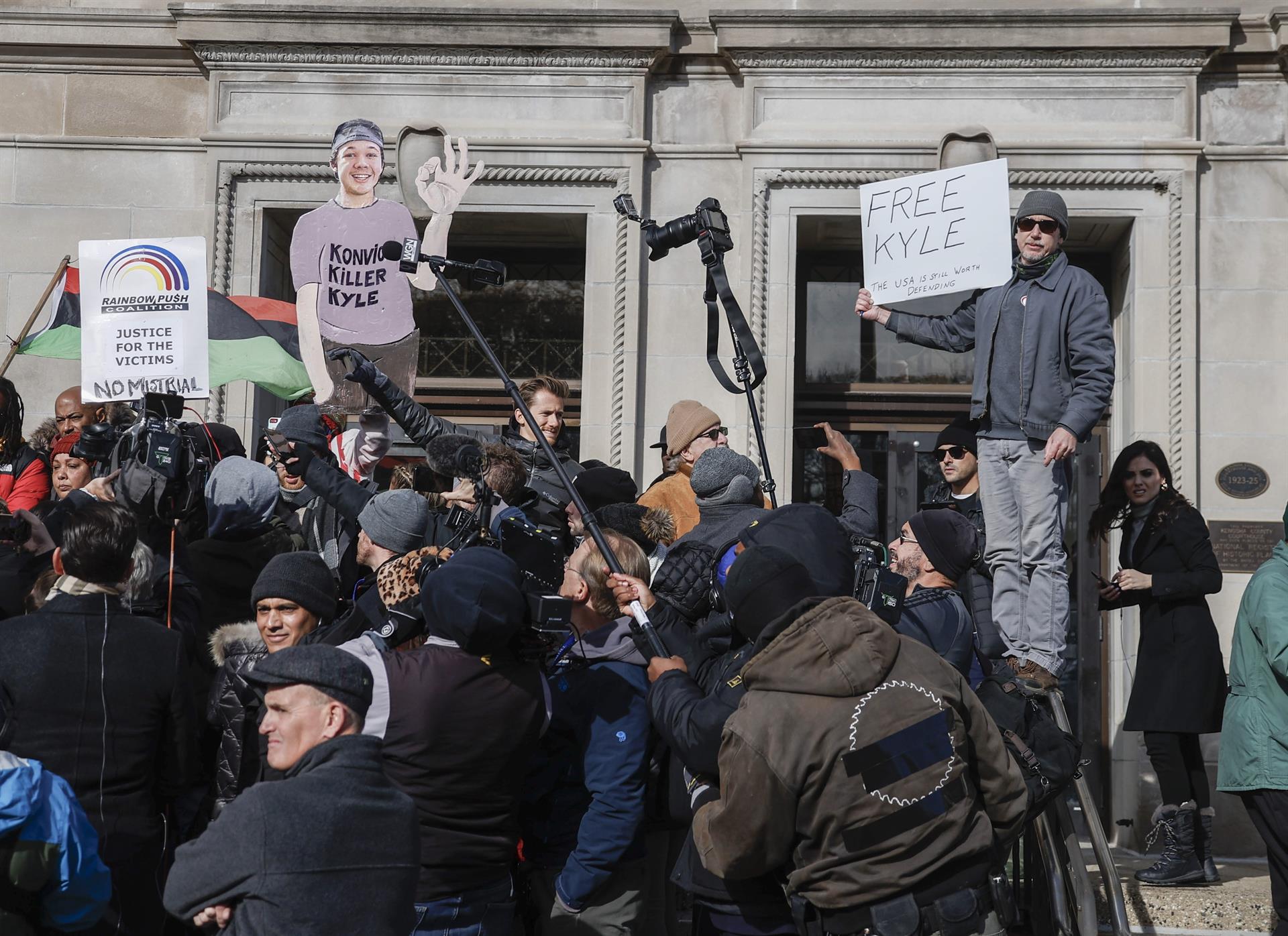 Jurado exonera a joven acusado de dos muertes durante protesta racial en EE.UU.
