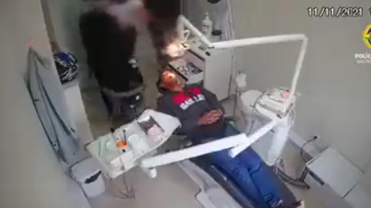 #Video Paciente somete a ladrones en consultorio dental de Brasil; resultó ser policía #Video Paciente somete a ladrones en consultorio dental de Brasil; resultó ser policía