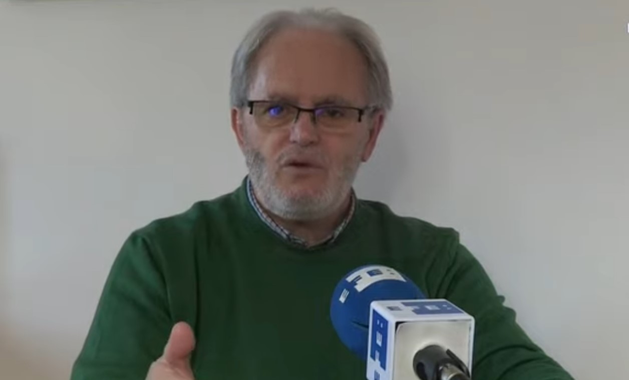 “Odio dormir”, la queja de un poeta tras despertar después de 35 años en coma