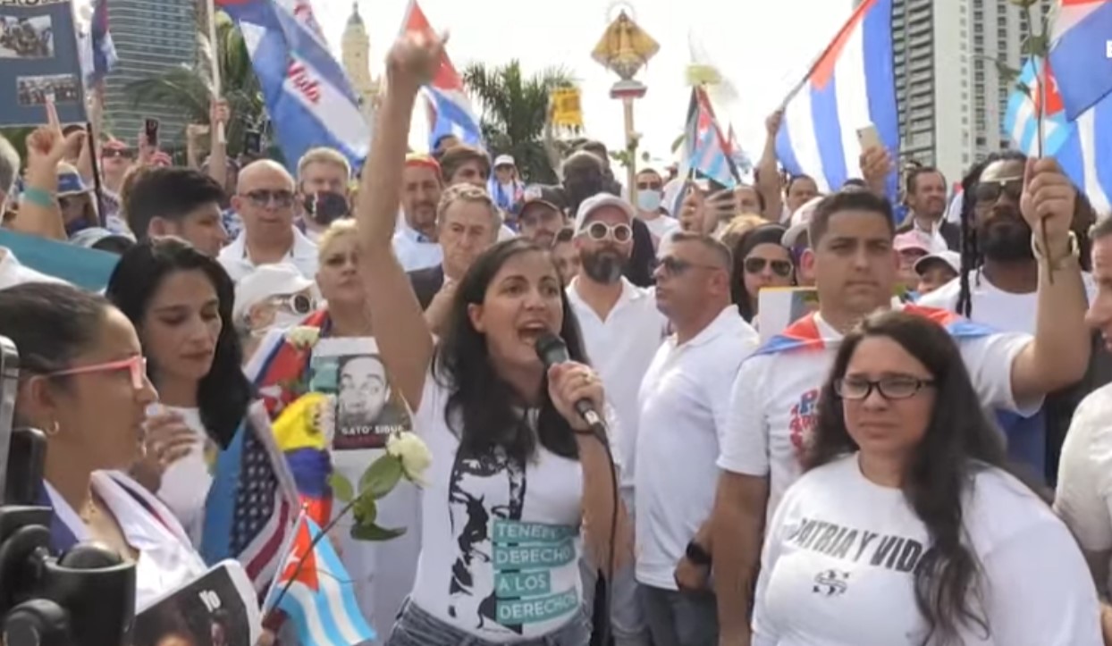Cubanos de Miami salen a la calle en apoyo de demandas de cambio en Cuba