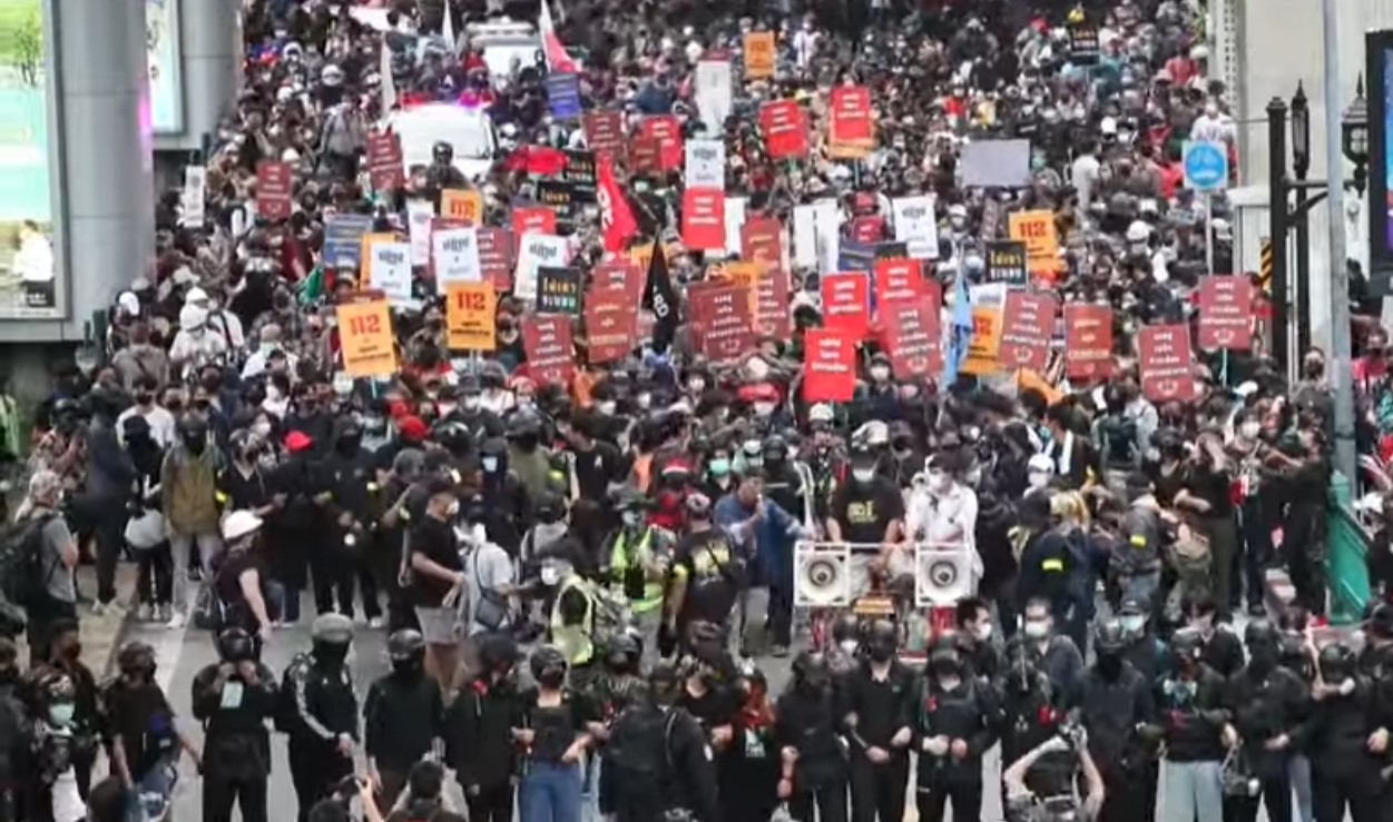 Nuevas protestas tras la ilegalización del debate sobre la monarquía en Tailandia