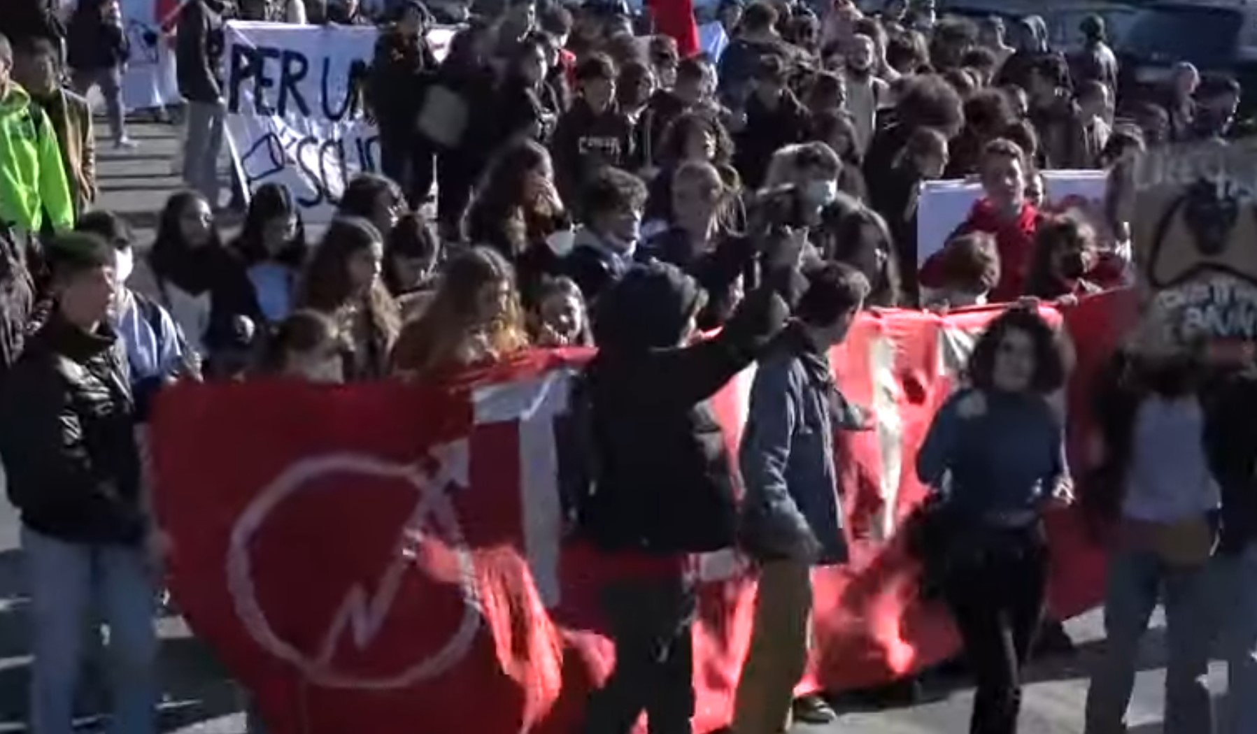 Miles de estudiantes italianos piden más inversión en educación