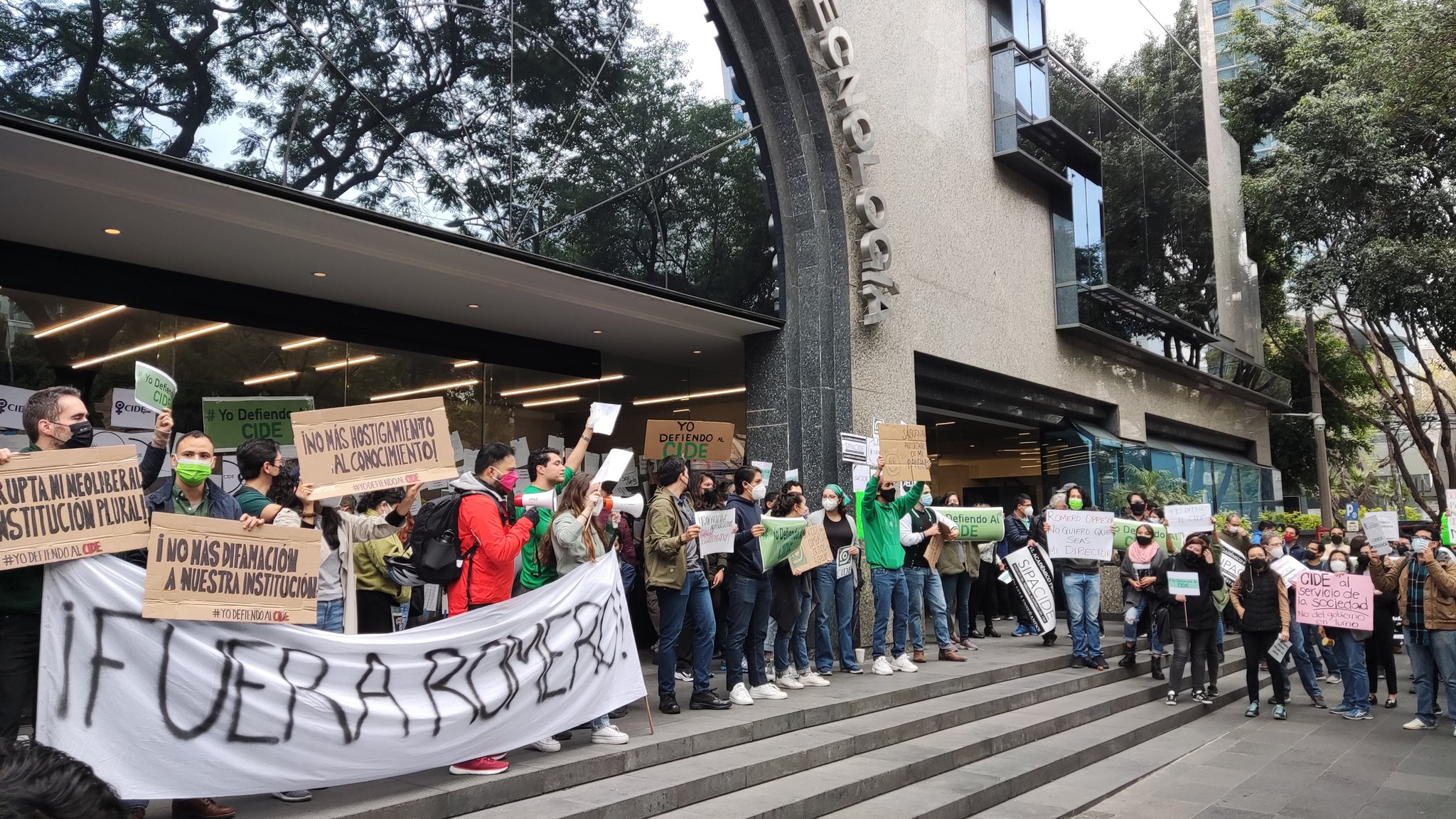 Estudiantes del CIDE exigen destitución de director interino en protesta afuera de Conacyt Estudiantes del CIDE exigen destitución de director interino en protesta afuera de Conacyt
