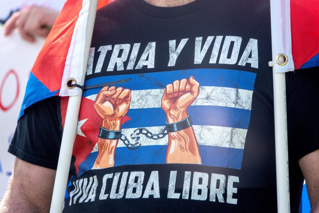 Cuba tiene miedo de la voz de su propia gente, asegura EE.UU. - manifestante-en-eeuu-en-favor-de-la-marcha-pacifica-del-15n-en-cuba-1024x683