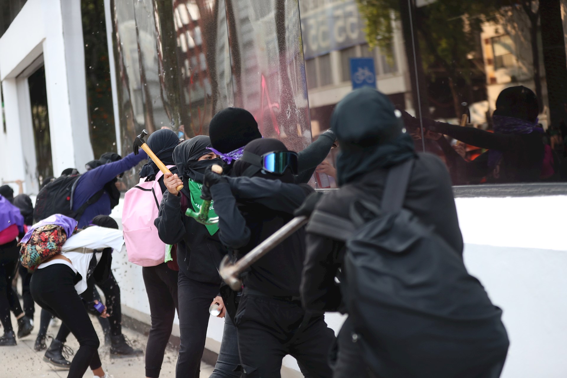 Marcha contra la violencia de género en la CDMX deja 17 lesionados Marcha contra la violencia de género en la CDMX deja 17 lesionados