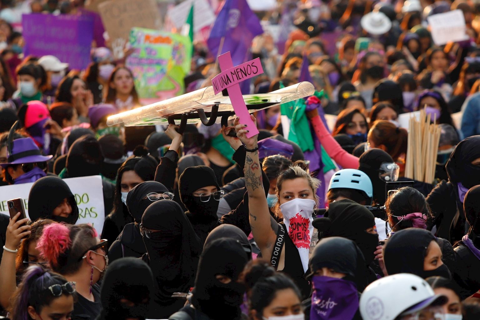 Mujeres marchan en Ciudad de México contra la violencia de género por ...