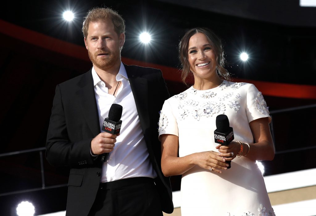 Príncipe Harry se reencuentra con el rey Carlos III; lo acompañan su esposa Meghan y sus dos hijos