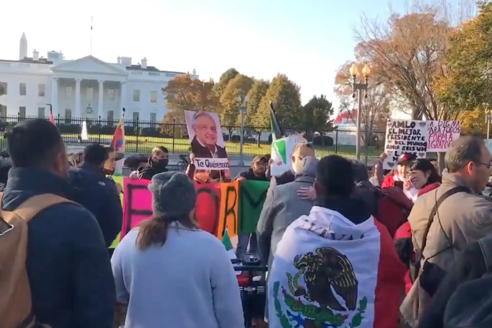 Decenas de mexicanos se reúnen afuera de Casa Blanca; exigen reforma migratoria Decenas de mexicanos se reúnen afuera de Casa Blanca; exigen reforma migratoria