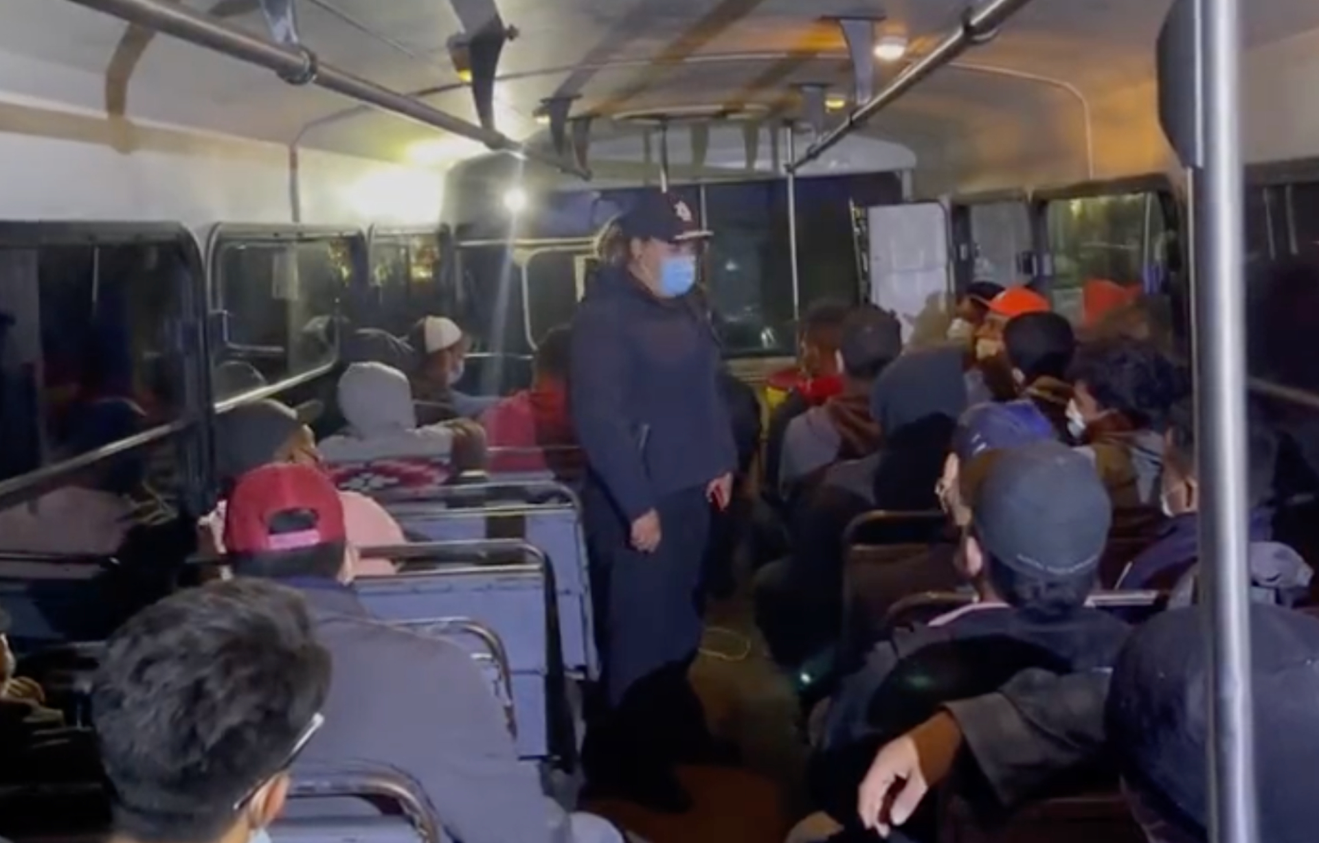 Hallan 86 migrantes en camión y arrestan a tres traficantes en Edomex