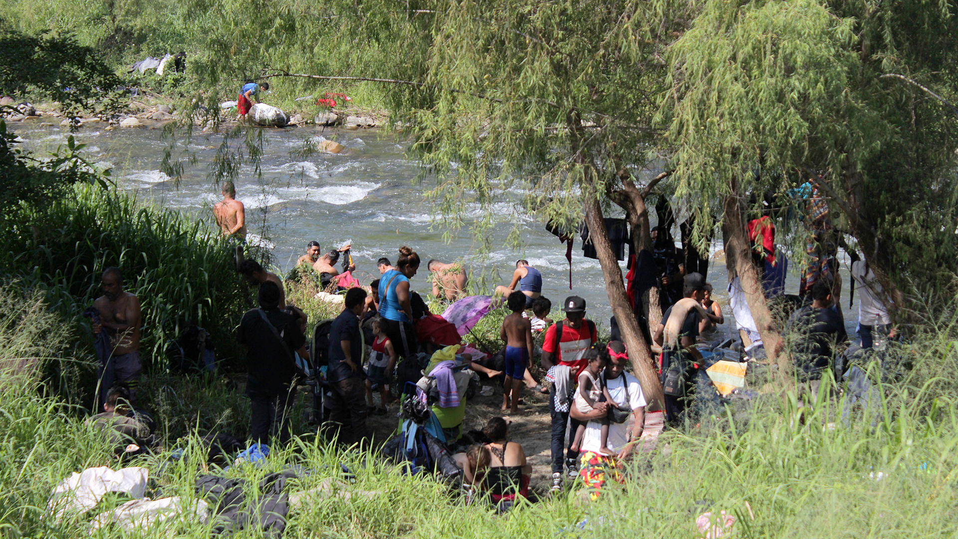 Activan operativo contra caravana migrante en Chiapas - migrantes-de-la-caravana-hacia-cdmx-se-asean-en-rio-de-chiapas
