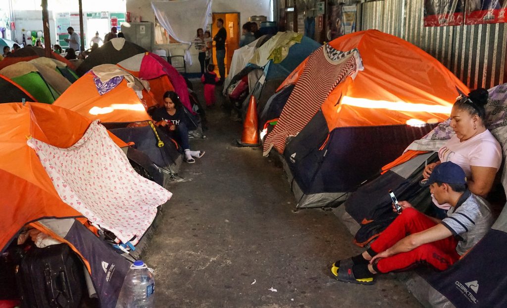 Aumenta flujo de migrantes de Brasil y Venezuela en el norte de México - migrantes-en-tijuana1-1024x621