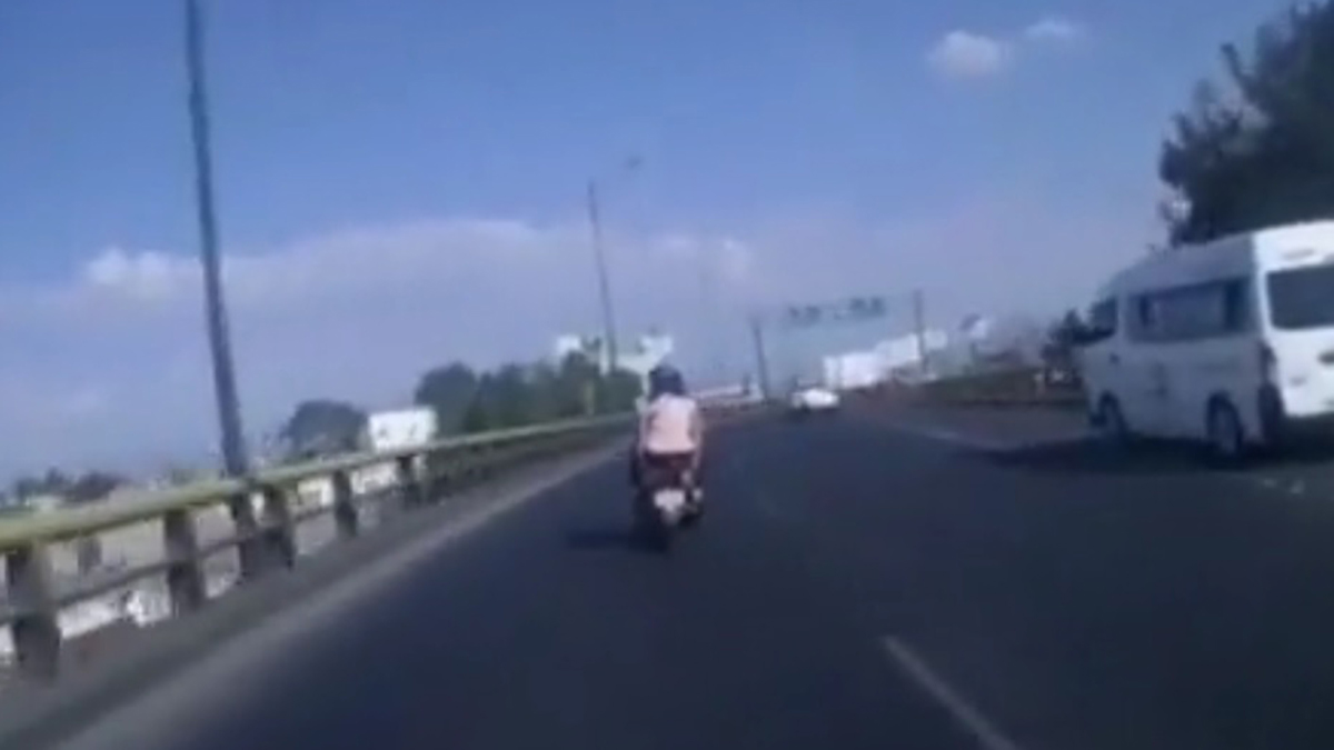 #Video Mujeres en motoneta caen de distribuidor vial en Neza; ambas murieron
