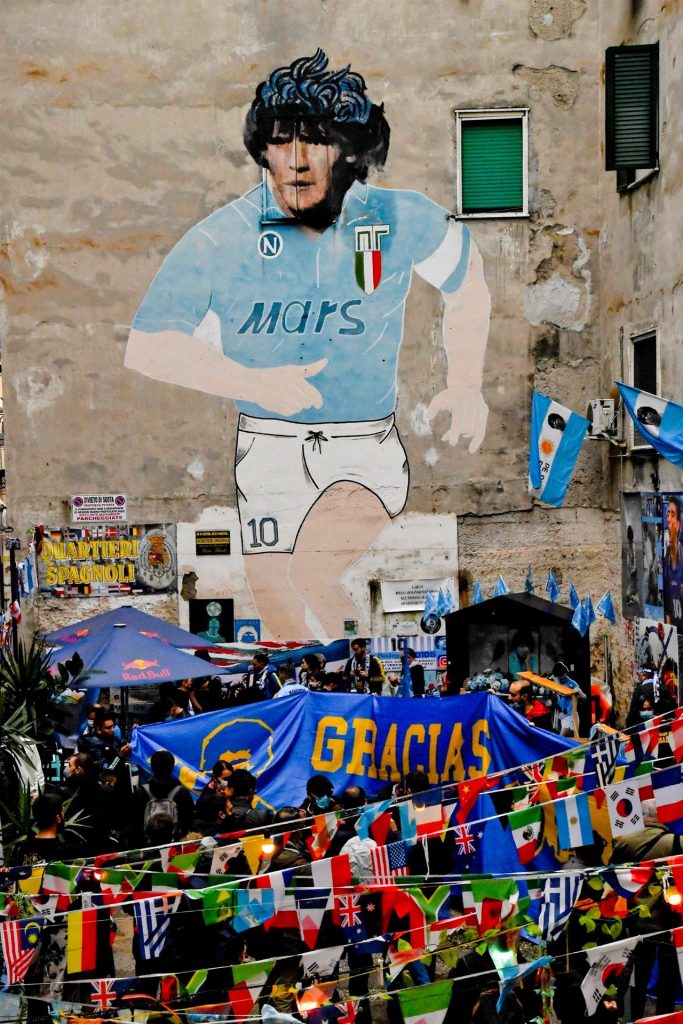 Se cumple un año sin Maradona, aún con dudas sobre su muerte - mural-de-maradona-en-italia-683x1024
