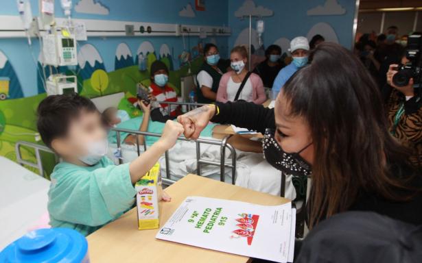 Boxeadores visitan a niños hospitalizados en La Raza y les regalan juguetes - ninos-hospitalizados-reciben-visita-de-boxeadores