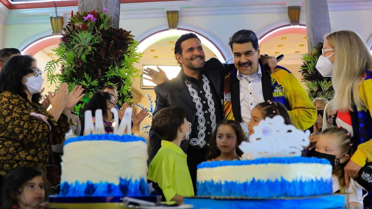 Nicolás Maduro recibe en su cumpleaños a Pablo Montero Nicolás Maduro recibe en su cumpleaños a Pablo Montero