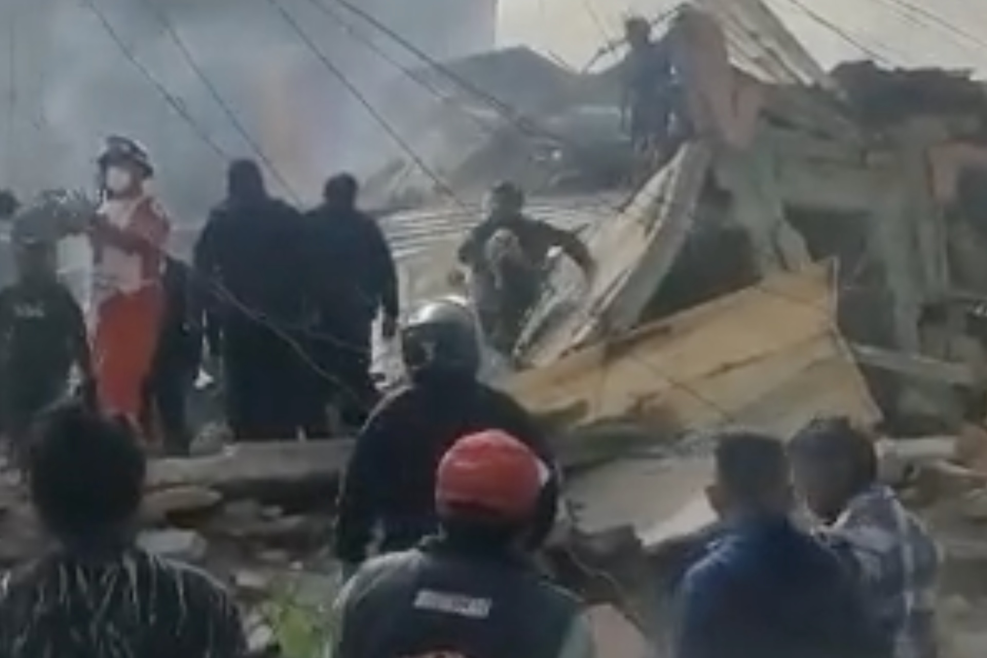 #Video Rescatan a perro de entre los escombros tras explosión en la Pensil Norte