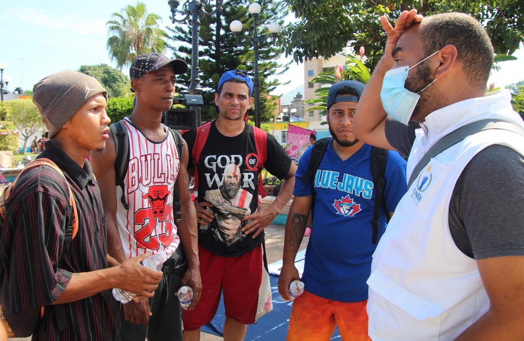 Asaltan en Chiapas a migrantes que se unían a nueva caravana - personal-de-la-cndh-recaba-testimonios-de-migrantes-asaltados-1024x667