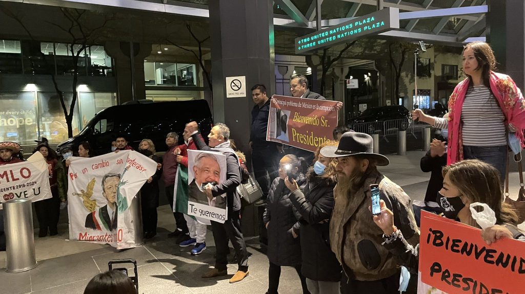 López Obrador llega a Nueva York para hablar ante el Consejo de Seguridad de la ONU - personas-reciben-a-lopez-obrador-nueva-york-1024x575