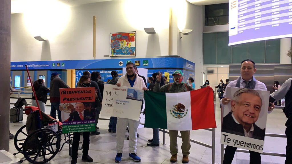 López Obrador llega a Nueva York para hablar ante el Consejo de Seguridad de la ONU - personas-reciben-a-lopez-obrador-nueva-york-2-1024x576