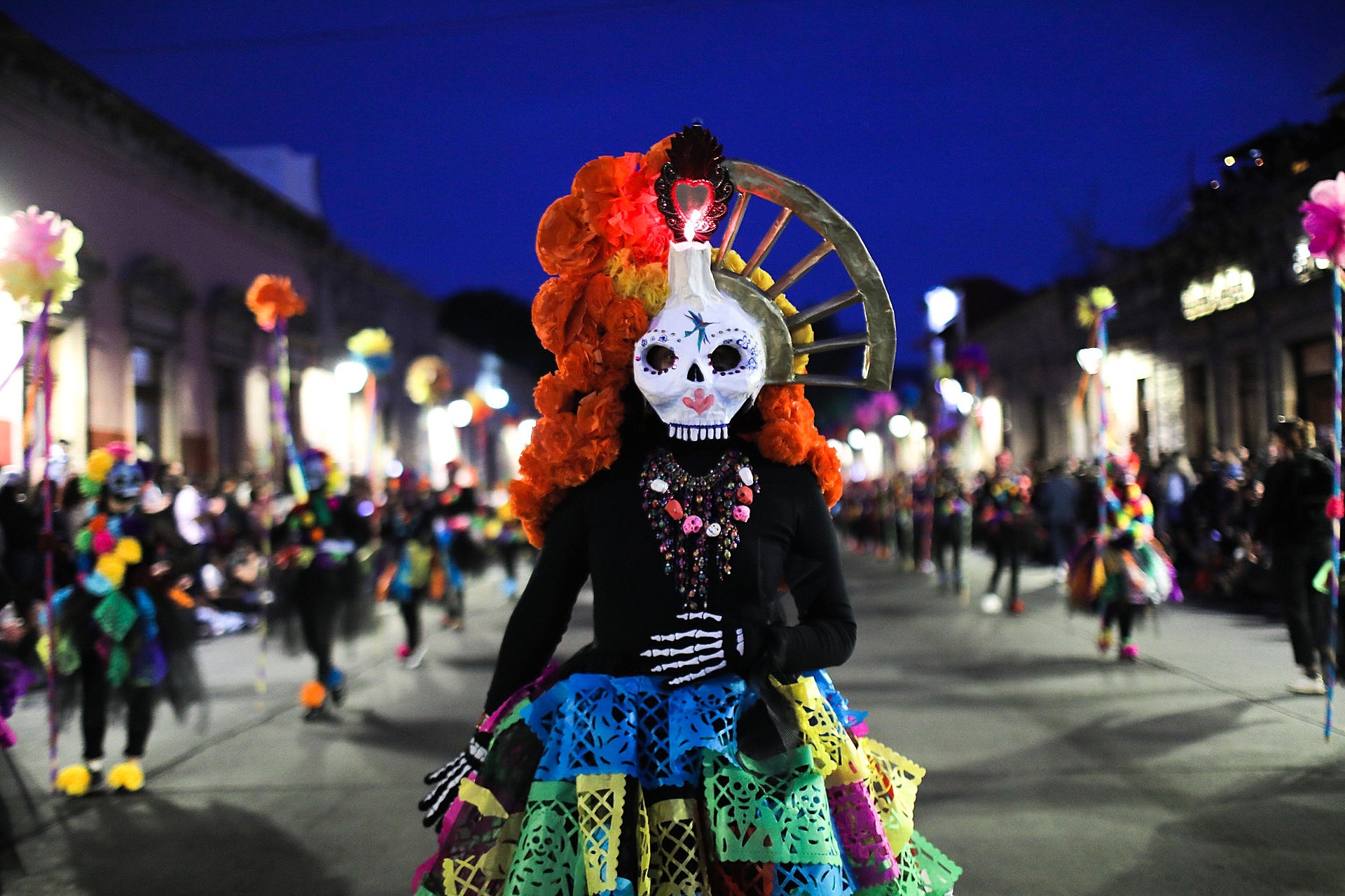 Día de Muertos llega a Roma con desfile de catrinas y catrines
