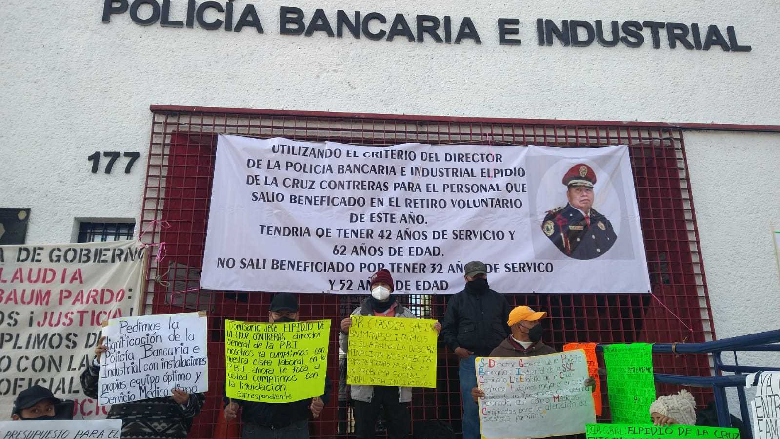 Nuevos bloqueos en Eje Central en tercer día de protesta de policías de la PBI