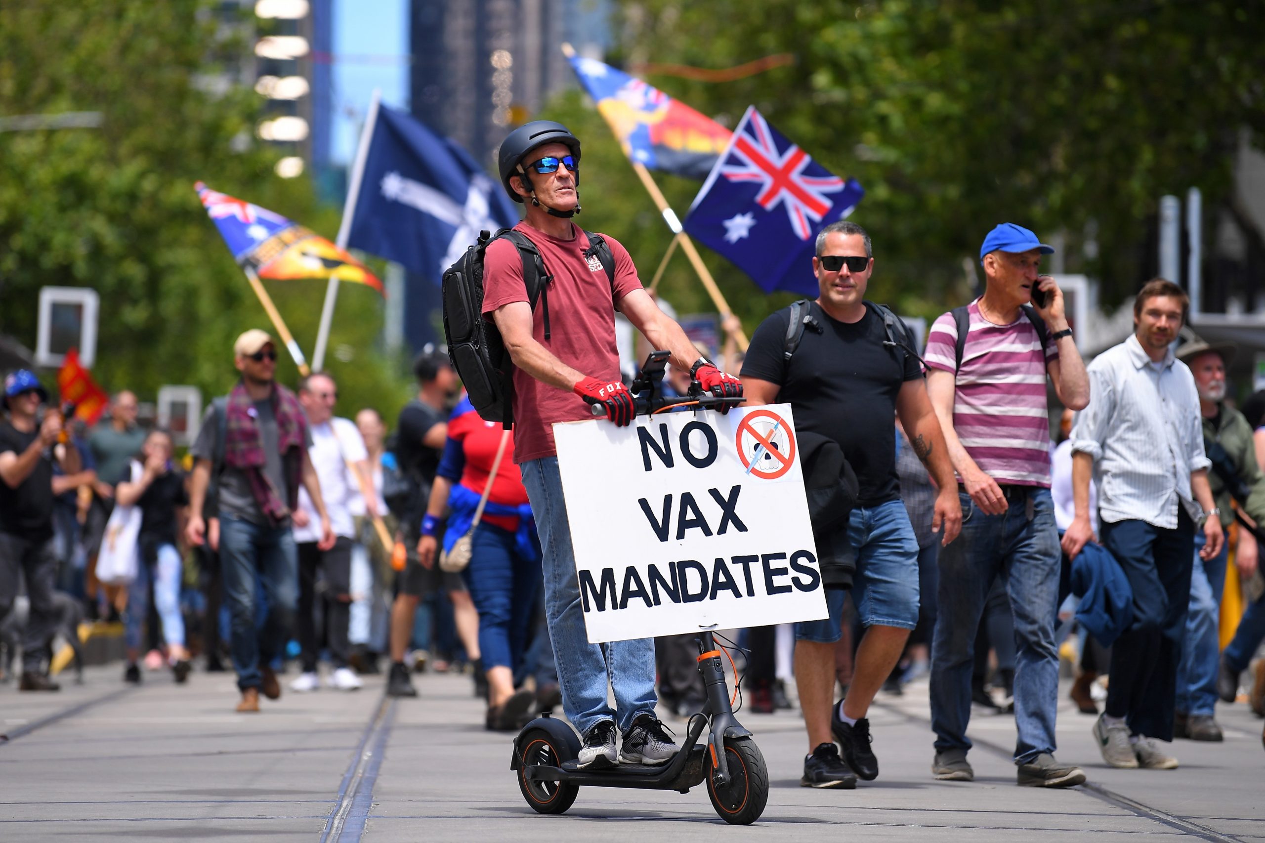 Miles de australianos protestan contra las medidas por COVID-19