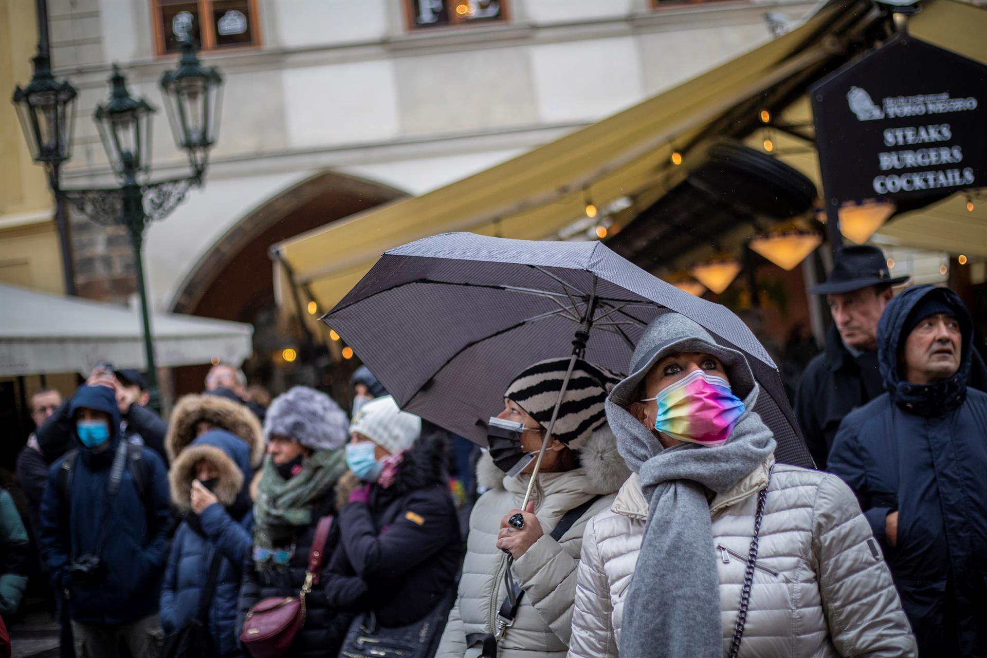 Europa adopta nuevas restricciones para afrontar alza del COVID-19 Europa adopta nuevas restricciones para afrontar alza del COVID-19