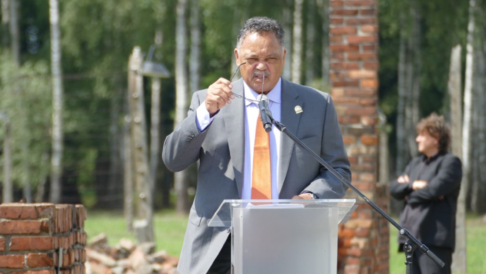 Hospitalizan de nuevo al reverendo Jesse Jackson debido a caída Hospitalizan de nuevo al reverendo Jesse Jackson debido a caída