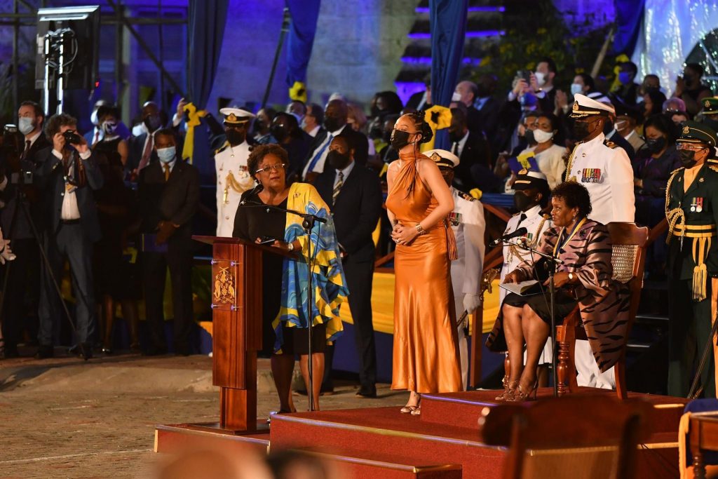 Barbados reconoce a Rihanna como heroína nacional - rihanna-al-ser-reconocida-heroina-nacional-de-barbados-1024x683