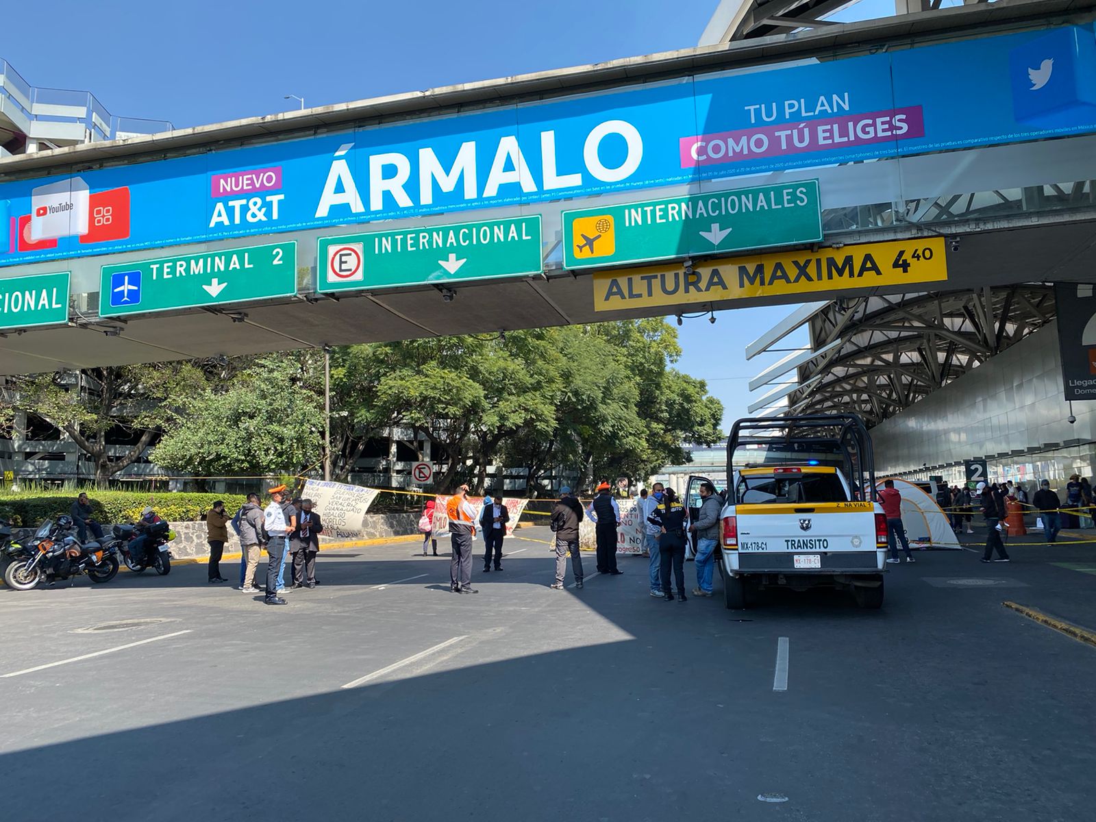 Extrabajadores del SAT mantienen bloqueo en Terminal 1 del AICM