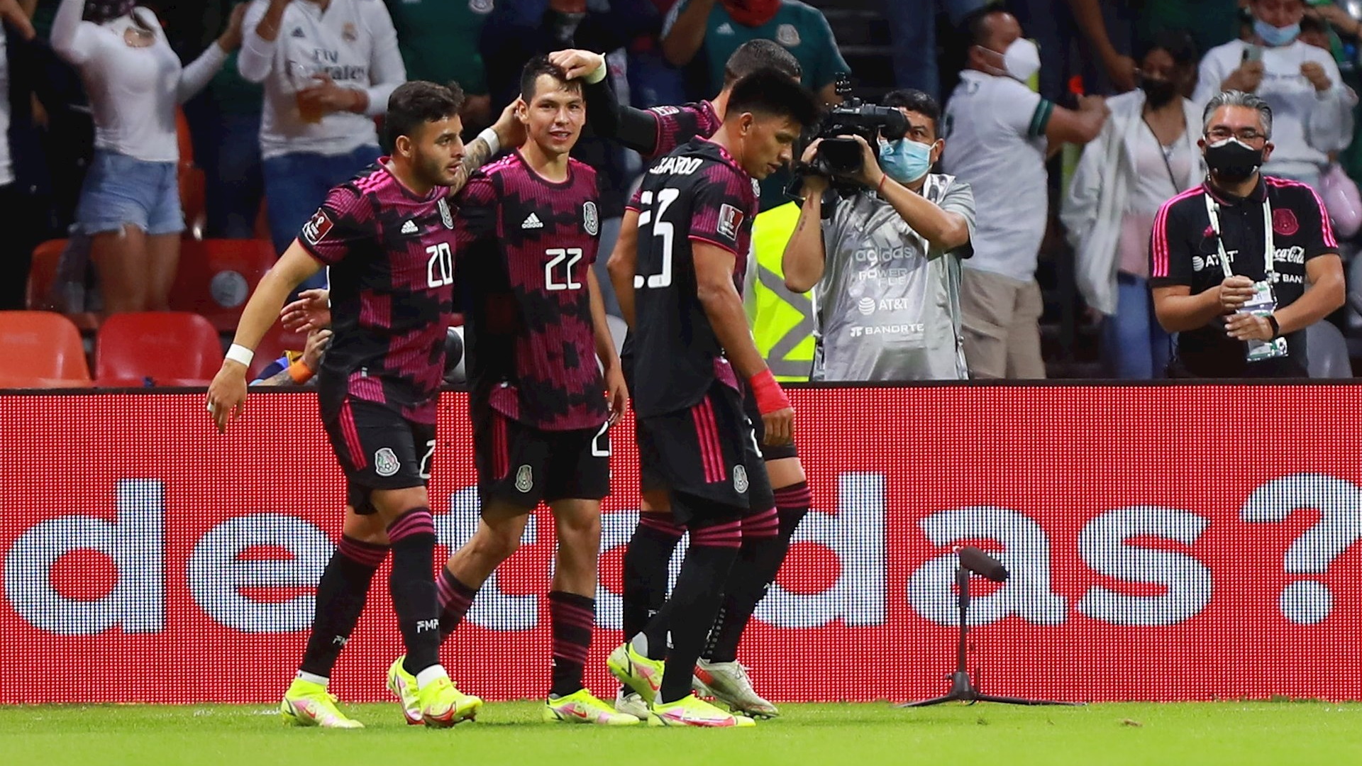 Jiménez y Lozano encabezan convocatoria de México para partidos de eliminatoria