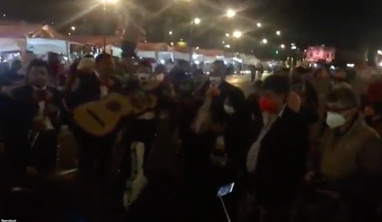 #Video Llevan serenata a López Obrador previo a su cumpleaños 68