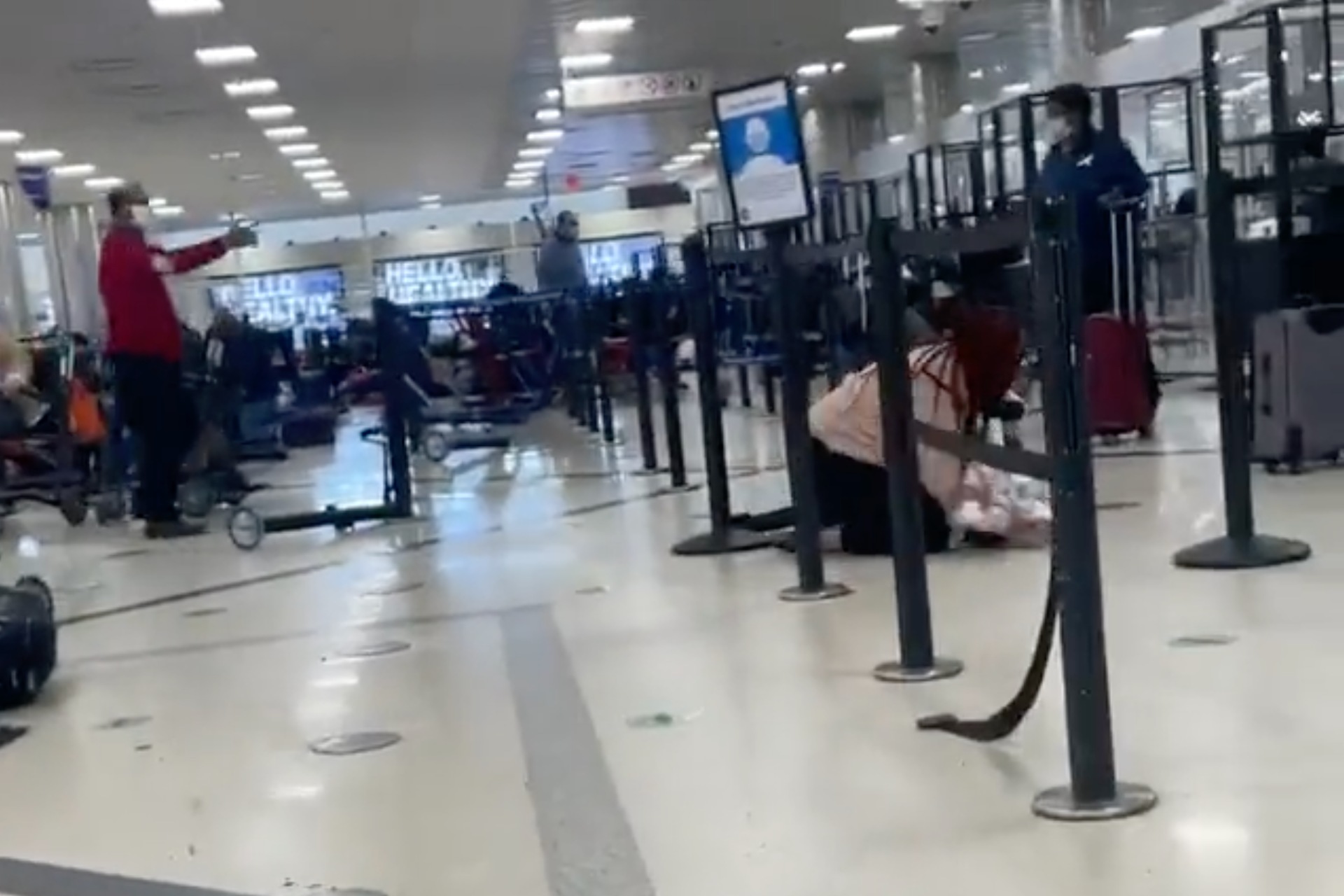 Caos y tres heridos en aeropuerto de Atlanta al dispararse un arma por accidente